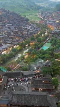 这里是中国最美的苗寨——西江千户苗寨，位于贵州省黔东南西江镇，距今已有二千多年历史，它也是世界上最大的苗族聚居村寨，相传是蚩尤居住的地方，有着浓厚的苗族文化底蕴。 