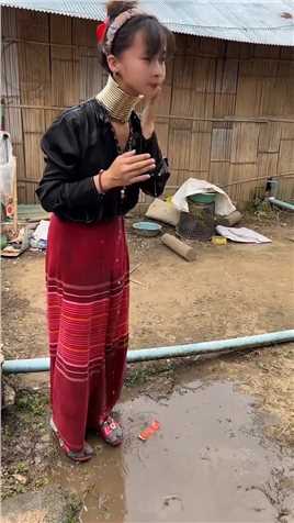 泰国北部“长颈族”，女孩从小就开始戴铜颈圈，一生只能取下三次，洗澡用稻草塞进去洗。