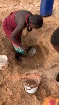 原始部落干旱水，人们在干枯的河床挖沙取水，以此来满足生活日常用水