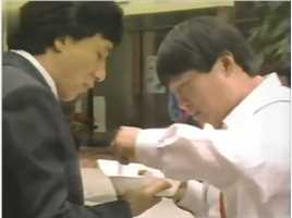 1987年成龙片场吃盒饭，结果因为吃的太香，被洪金宝蹭了一大口 