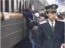 1993年百姓乘坐绿皮火车，看到别人打开烧鸡，馋得直咽口水
