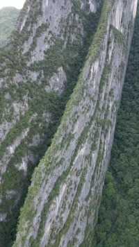 在重庆巫溪深山，无人机拍到神奇刀片山，他薄如纸片而又十分险峻