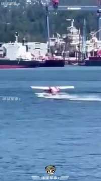 惊险！水上飞机起飞时撞上小艇，腾空之后坠入水中