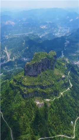 神奇的贵州有一个聚宝盆，四面石崖绝壁。因为形似香炉，得名香炉山