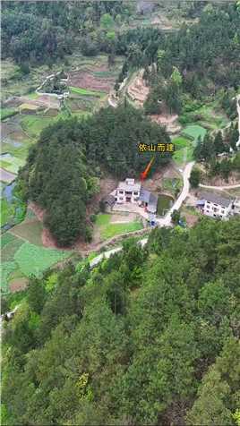 贵州深山里的一户人家，房子依山而建，还特意挖了一个鱼塘，家门口就是一大片菜地