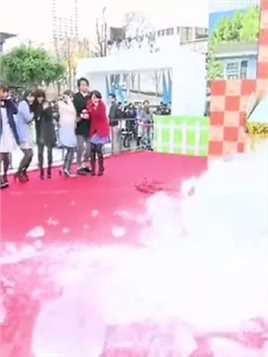 日本整蛊综艺，女嘉宾受邀去参加冰雕开幕仪式，把价值300万冰冰雕弄碎。