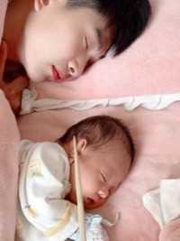 这亲子鉴定是不是不用做了，简直一摸一样