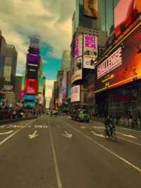 在纽约的时代广场上，感受到城市的繁华与活力。这座城市的摩天大楼与霓虹灯，让人感受到了现代都市的魅力