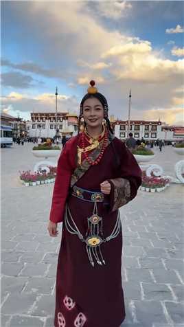 藏族姑娘体验拉萨藏服写真，大家觉得怎么样？和大家看到的藏服写真一样吗？   #我要上热榜    