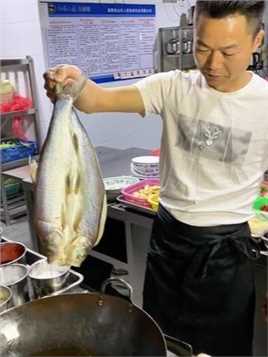 到了湖南岳阳一定要吃鱼，山水人家龙师傅，带来知道平锅翘嘴。