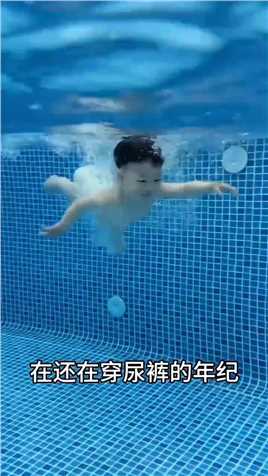 勇敢萌娃小小纪就可以自行在泳池游泳
