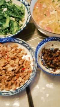 三个人的中餐，萝卜干炒肉，莴笋叶，香辣小鱼仔，西红柿金针菇瘦肉汤