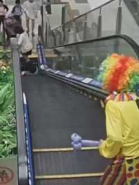 7岁女孩脚被卷入自动扶梯缝隙，“小丑”飞奔紧急按停电梯…… （邢文港）