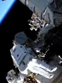 宇航员出仓维修距离地球400公里的空间站，还有比这更危险的工作吗？这样的高度，你敢上去工作吗？
