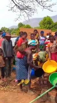 非洲村民野外挖坑取浑浊水，小伙教免费打井，村民吃到干净水非洲生活