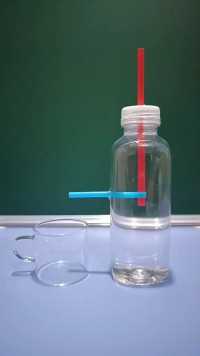 用吸管和饮料瓶制作的饮水机，其中蕴含的物理原理非常值得探究!