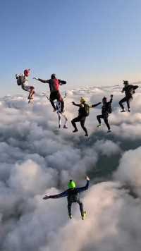 天空之上，云层之间，做最勇敢的自己，体验最自由的感觉。#高空跳伞 