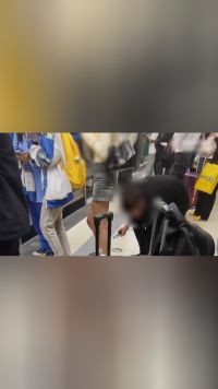 男子地铁站佯装弯腰提鞋用手机偷拍女生裙底，被其他乘客用手机记录并向警方检举