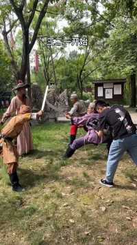 群演临时加戏！导演的过肩摔真解气，无奈导演也倒地，太搞笑了吧#搞笑视频  #专治不开心