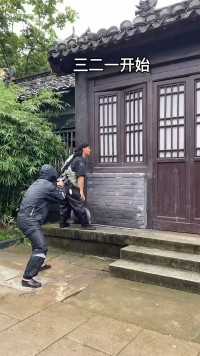 兄弟你完美的演绎了什么叫“打开一扇门关上一扇窗”#搞笑 #专治不开心