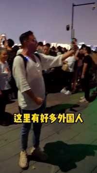 大家不要太惊讶，我只是喊妈妈看杭州亚运会的灯光秀！实在太美了！