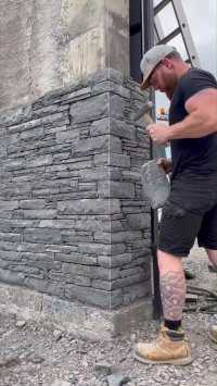 法国工匠砌墙施工，全程用锤子将砖头形状敲到合适的样子#解压#工匠#工匠精神#英国