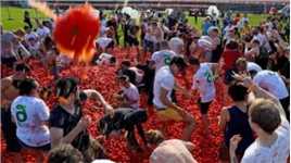 全球最“狂野”的节日，上万人互投百吨番茄，街头“血流成河”！