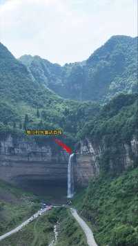 贵州深山神奇的野生大瀑布，气质不输黄果树瀑布，每小时出水高达百吨，吸引不少人前往观看！#黄果树瀑布 #瀑布 #自然奇观 #大自然的鬼斧神工 #旅游推荐官