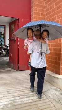祖孙三人下雨天打开的正确方式，老爷用两个衣架做的背伞神器