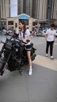 女生骑摩托必须穿超短裙吗？