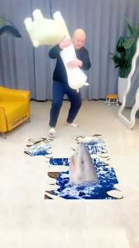 客厅底下居然有鲨鱼，吓我了