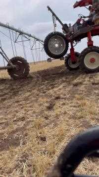 喷灌设备换轮胎#喷灌#换轮胎#农用轮胎#现代农业机械#农机视频