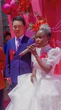 小伙迎娶非洲姑娘，新娘不仅是毕业于韩国西亚斯大学音乐学院的高材生，还能唱一口流利的中文歌曲！
