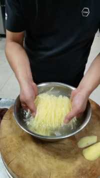这就是高级厨师这样切土豆丝，简单又容易学会！#轻工制造者 