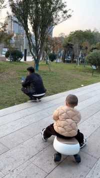 儿子骑车太快不小心把爸爸给撞倒了！没想到下一秒宝宝的举动太让人意外