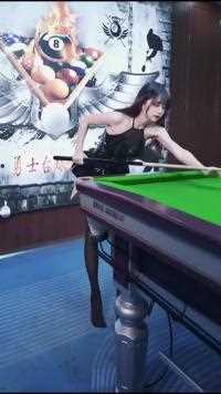 谁能拒绝像这样的台球助教呢？