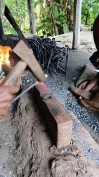原来古时候1000年前锋利的矛，竟然是这样徒手打造完成的！ #装修  #水电工  #小妙招  #木工好帮手
