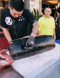 台湾大厨制作的，蓝鳍金枪鱼，这一块卖完娶老婆都够了