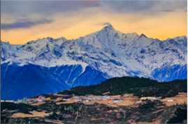 梅里雪山又称雪山太子，位于云南省迪庆藏族自治州德钦县东北约10公里的横断山脉中段怒江与澜沧江之间，平均海拔在6000米以