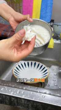 猪油用清水就可以洗干净了，不沾油的洗碗巾才更好用