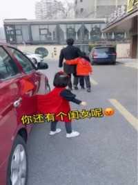 这爸爸心也太大了吧！也不知道和儿子聊什么呢那么投入，居然把宝贝女儿都忘了