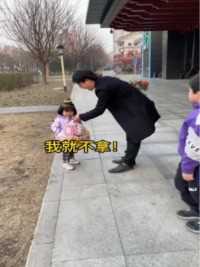 一到超市啥也想要，不让买就哭，买了你还不拿，这不父女俩又杠上了，还好治她的人及时出手你哥是那惯着你的人吗