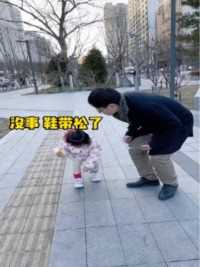 父女俩去公园玩，闺女突然看到竟然这样做，看来爸爸疼之入骨的小棉袄，关键时刻也靠不住啊