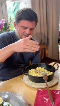 我和老公在奥地利一千多米的高山上餐厅吃饭，地道的奥地利家常菜，你们觉得有食欲吗？