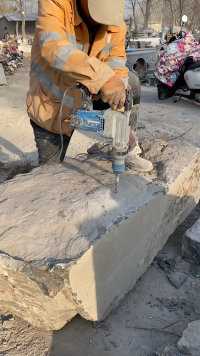 石雕手艺人打造石桌过程
