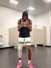 “不好意思 又帅到你了”#狄曼特布雷滋 #用篮球表达心情 #伤感欧剪辑社