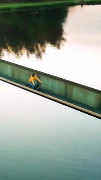 别把青春困在遗憾里要永远自由和潇洒