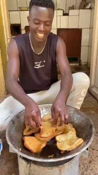 嘎嘣脆的非洲炸面包，我们真的是吃不惯！#来微视做红人 