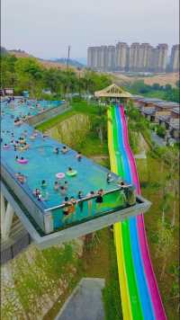 清远熹乐谷悄悄开了一个水上乐园，还带全国首个悬空无边无际泳池！