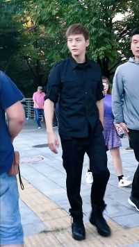 陈伟霆走路带风笑容超好看，穿简单黑T恤身材太好了